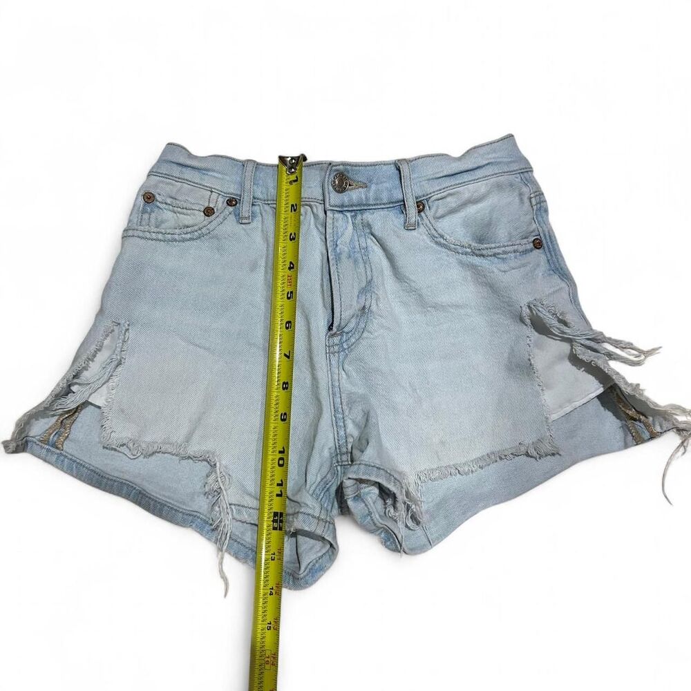 100% cotton American Eagle High-waisted light wash denim shorts with frayed hems - Picture 2 of 5